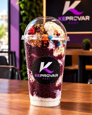 Copo alto de açaí com morango e sorvete na bancada da Keprovar