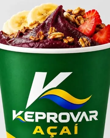 Copo verde e amarelo da Keprovar com açaí, morango e banana