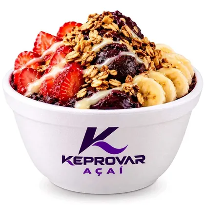 Tigela branca da Keprovar com açaí, morango, banana, granola e fios de leite condensado